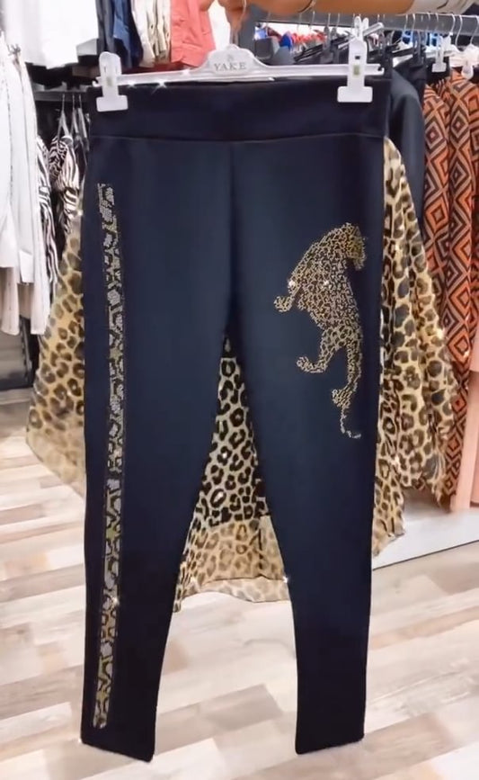 Conjunto casual de duas peças com estampa de leopardo e detalhes em diamante.