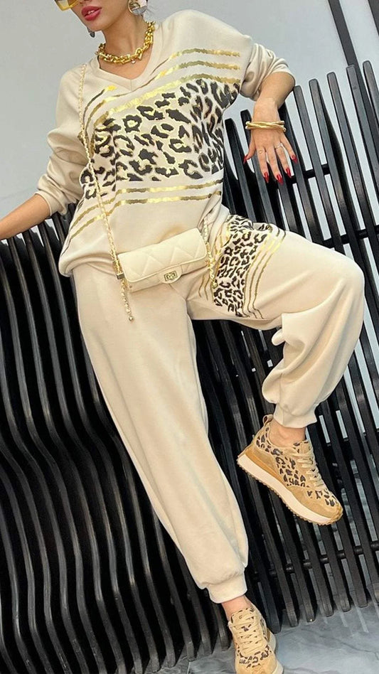 Conjunto casual feminino com blusa de moletom com decote em V e estampa de leopardo.
